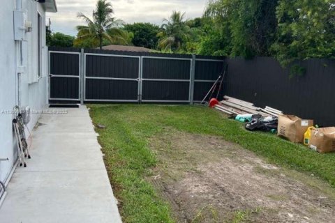 House in Miami, Florida 2 bedrooms, 71.35 sq.m. № 2013539 - photo 8