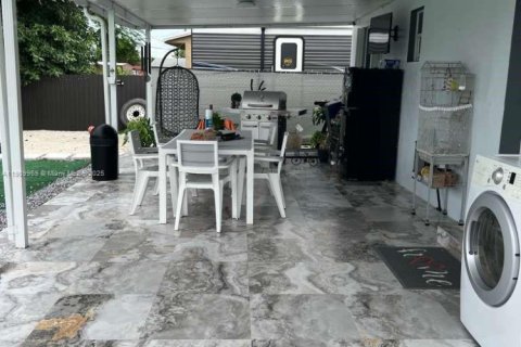 House in Miami, Florida 2 bedrooms, 71.35 sq.m. № 2013539 - photo 9