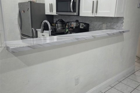 House in Miami, Florida 2 bedrooms, 71.35 sq.m. № 2013539 - photo 2