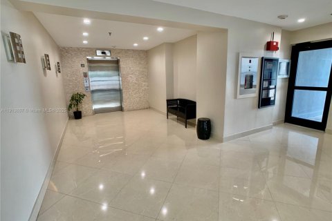 Condominio en alquiler en Miami, Florida, 2 dormitorios, 114.08 m2 № 1968968 - foto 2