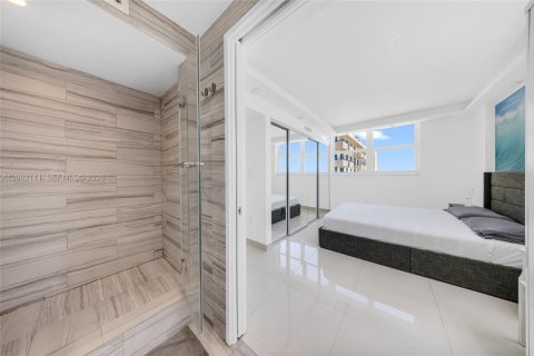 Condo in Miami Beach, Florida, 2 bedrooms  № 2068343 - photo 25