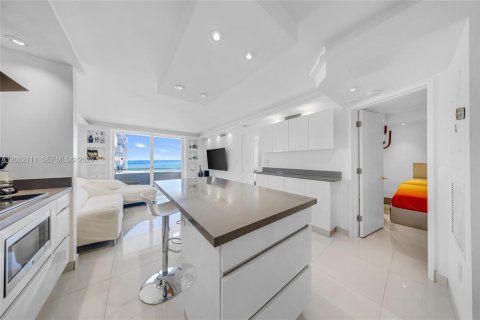 Condo in Miami Beach, Florida, 2 bedrooms  № 2068343 - photo 2