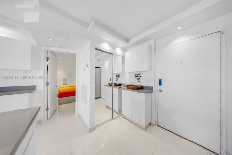 Condo in Miami Beach, Florida, 2 bedrooms  № 2068343 - photo 14