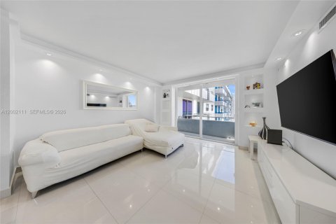 Condo in Miami Beach, Florida, 2 bedrooms  № 2068343 - photo 12