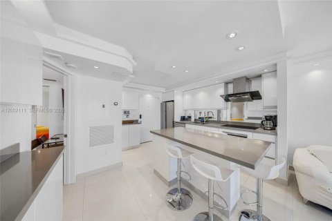 Condo in Miami Beach, Florida, 2 bedrooms  № 2068343 - photo 6