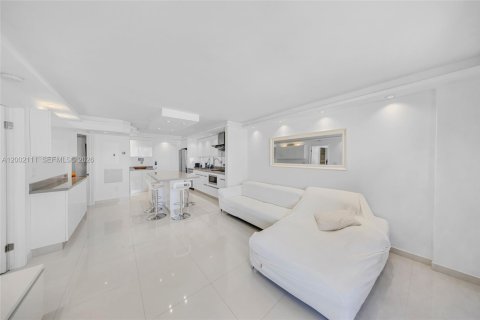 Condo in Miami Beach, Florida, 2 bedrooms  № 2068343 - photo 13