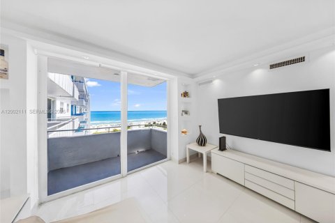 Condo in Miami Beach, Florida, 2 bedrooms  № 2068343 - photo 9