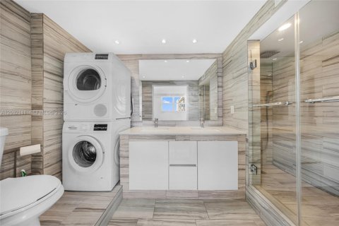 Condo in Miami Beach, Florida, 2 bedrooms  № 2068343 - photo 22