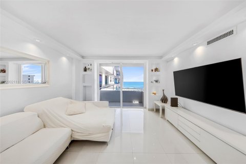 Condo in Miami Beach, Florida, 2 bedrooms  № 2068343 - photo 15