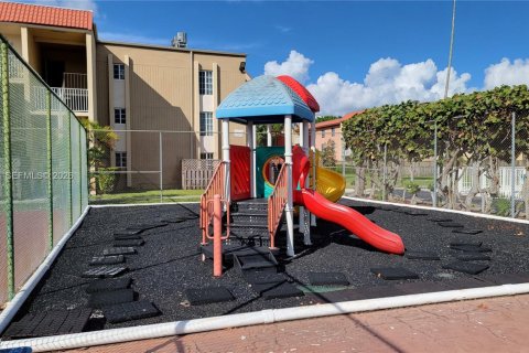 Снять в аренду кондоминиум в Дорал, Флорида 1 спальня, 75.25м2, № 1998661 - фото 29