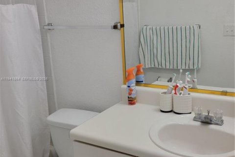 Снять в аренду кондоминиум в Дорал, Флорида 1 спальня, 75.25м2, № 1998661 - фото 15