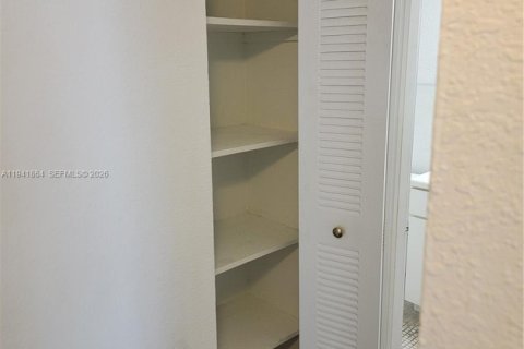 Снять в аренду кондоминиум в Дорал, Флорида 1 спальня, 75.25м2, № 1998661 - фото 14