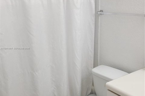 Снять в аренду кондоминиум в Дорал, Флорида 1 спальня, 75.25м2, № 1998661 - фото 16