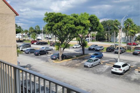 Снять в аренду кондоминиум в Дорал, Флорида 1 спальня, 75.25м2, № 1998661 - фото 18