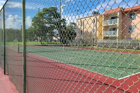 Снять в аренду кондоминиум в Дорал, Флорида 1 спальня, 75.25м2, № 1998661 - фото 27