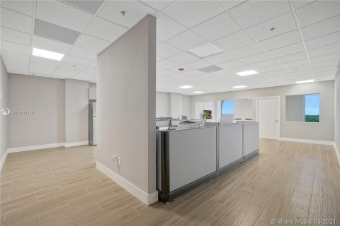 Propiedad comercial en venta en North Miami, Florida № 1985195 - foto 6