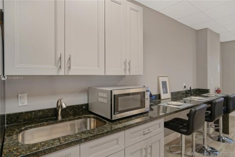 Propiedad comercial en venta en North Miami, Florida № 1985195 - foto 2