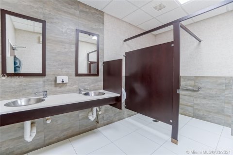 Propiedad comercial en venta en North Miami, Florida № 1985195 - foto 18