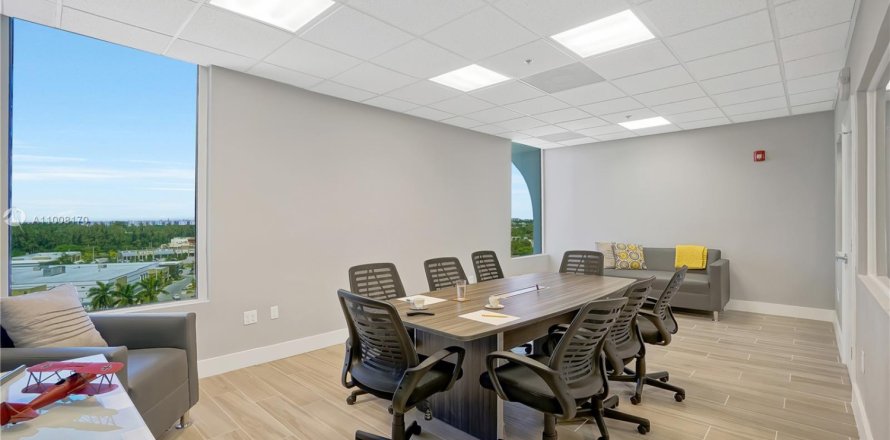 Propiedad comercial en North Miami, Florida № 1985195