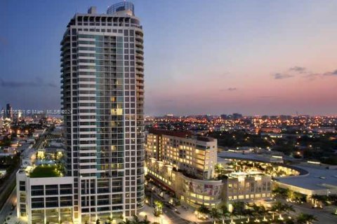 Condo in Miami, Florida, 1 bedroom  № 1933866 - photo 1