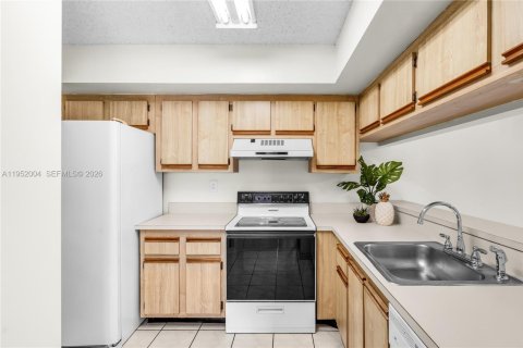 Condo in Hialeah, Florida, 3 bedrooms № 2006648 - photo 8
