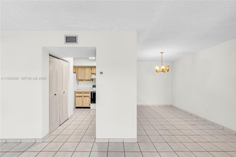 Condo in Hialeah, Florida, 3 bedrooms № 2006648 - photo 5