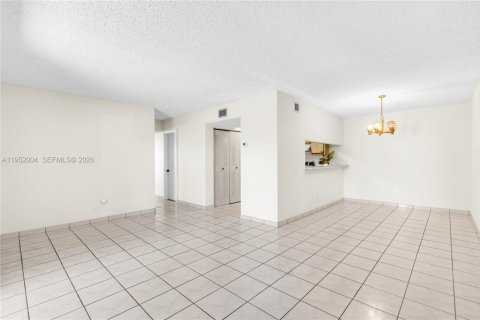 Condo in Hialeah, Florida, 3 bedrooms № 2006648 - photo 3