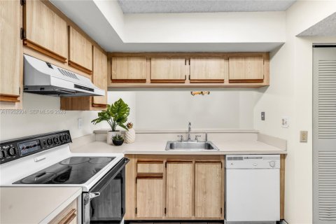 Condo in Hialeah, Florida, 3 bedrooms № 2006648 - photo 7
