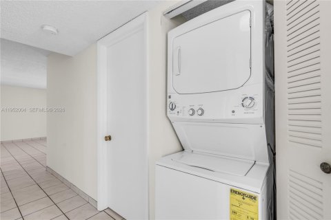 Condo in Hialeah, Florida, 3 bedrooms № 2006648 - photo 19