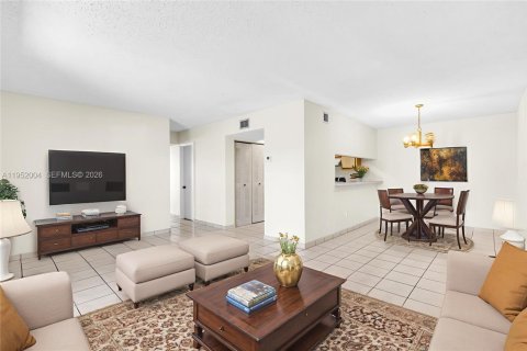 Condo in Hialeah, Florida, 3 bedrooms № 2006648 - photo 2