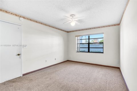 Condo in Hialeah, Florida, 3 bedrooms № 2006648 - photo 16