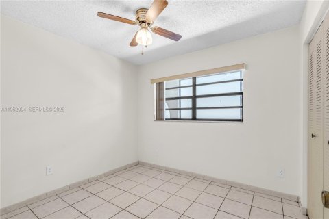Condo in Hialeah, Florida, 3 bedrooms № 2006648 - photo 21