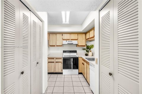 Condo in Hialeah, Florida, 3 bedrooms № 2006648 - photo 9