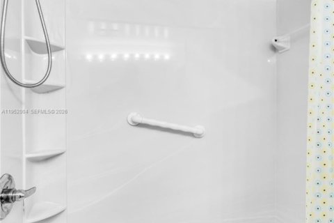 Condo in Hialeah, Florida, 3 bedrooms № 2006648 - photo 24