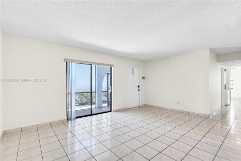 Condo in Hialeah, Florida, 3 bedrooms № 2006648 - photo 4