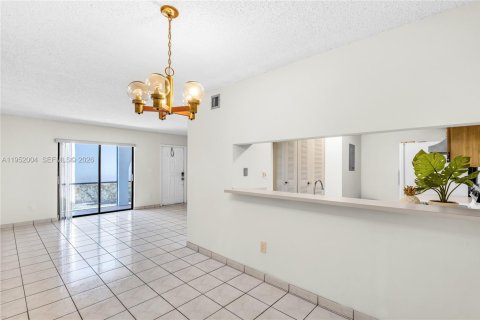 Condo in Hialeah, Florida, 3 bedrooms № 2006648 - photo 6