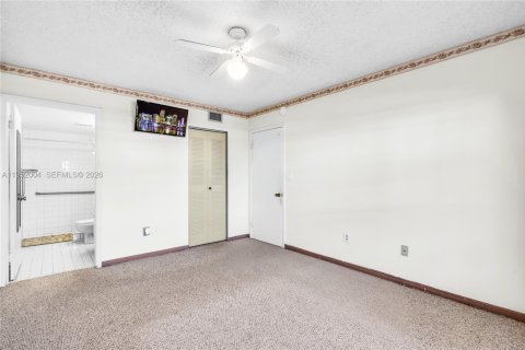 Condo in Hialeah, Florida, 3 bedrooms № 2006648 - photo 15