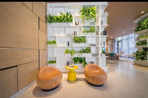 Condo in Miami, Florida, 1 bedroom  № 2010373 - photo 2