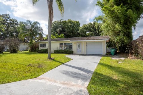 House in Port St. Lucie, Florida 2 bedrooms, 80.27 sq.m. № 2083468