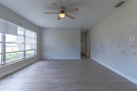 House in Port St. Lucie, Florida 2 bedrooms, 80.27 sq.m. № 2083468 - photo 4