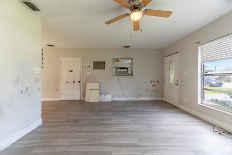 House in Port St. Lucie, Florida 2 bedrooms, 80.27 sq.m. № 2083468 - photo 5