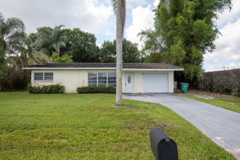 House in Port St. Lucie, Florida 2 bedrooms, 80.27 sq.m. № 2083468 - photo 2