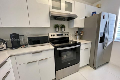 Condominio en alquiler en Miami Beach, Florida, 2 dormitorios, 91.97 m2 № 1991822 - foto 11