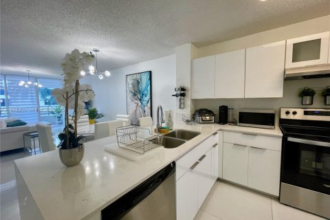 Condominio en alquiler en Miami Beach, Florida, 2 dormitorios, 91.97 m2 № 1991822 - foto 10