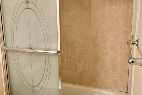 Condo in Hallandale Beach, Florida, 2 bedrooms  № 1940111 - photo 12