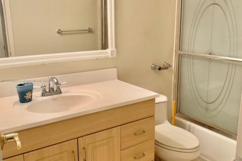 Condo in Hallandale Beach, Florida, 2 bedrooms  № 1940111 - photo 14