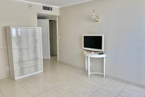 Condo in Hallandale Beach, Florida, 2 bedrooms  № 1940111 - photo 8