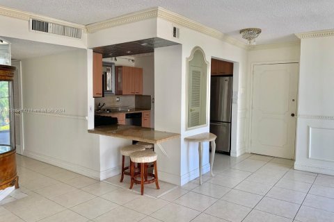 Condo in Hallandale Beach, Florida, 2 bedrooms  № 1940111 - photo 2