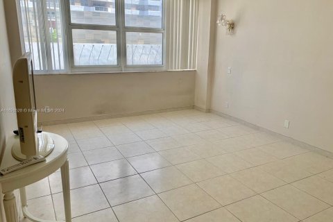 Condo in Hallandale Beach, Florida, 2 bedrooms  № 1940111 - photo 9