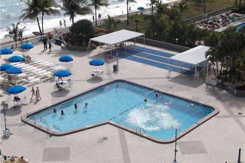 Condo in Hallandale Beach, Florida, 2 bedrooms  № 1940111 - photo 17